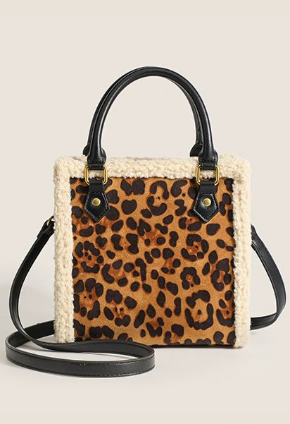 Kontrastierende Schultertasche mit Lammwollbesatz in Leopard