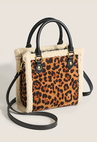 Kontrastierende Schultertasche mit Lammwollbesatz in Leopard