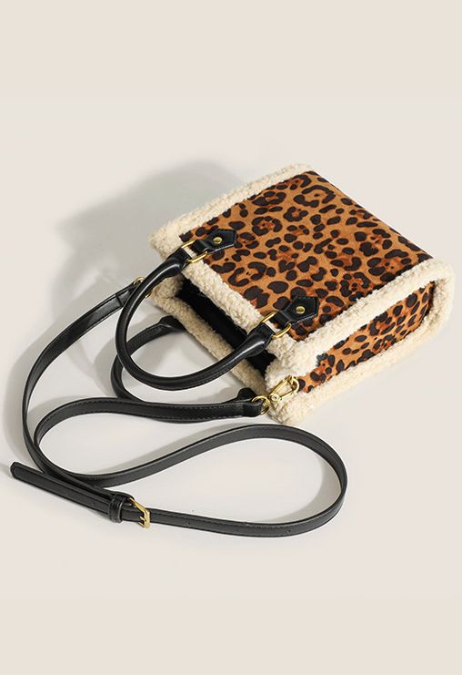 Kontrastierende Schultertasche mit Lammwollbesatz in Leopard