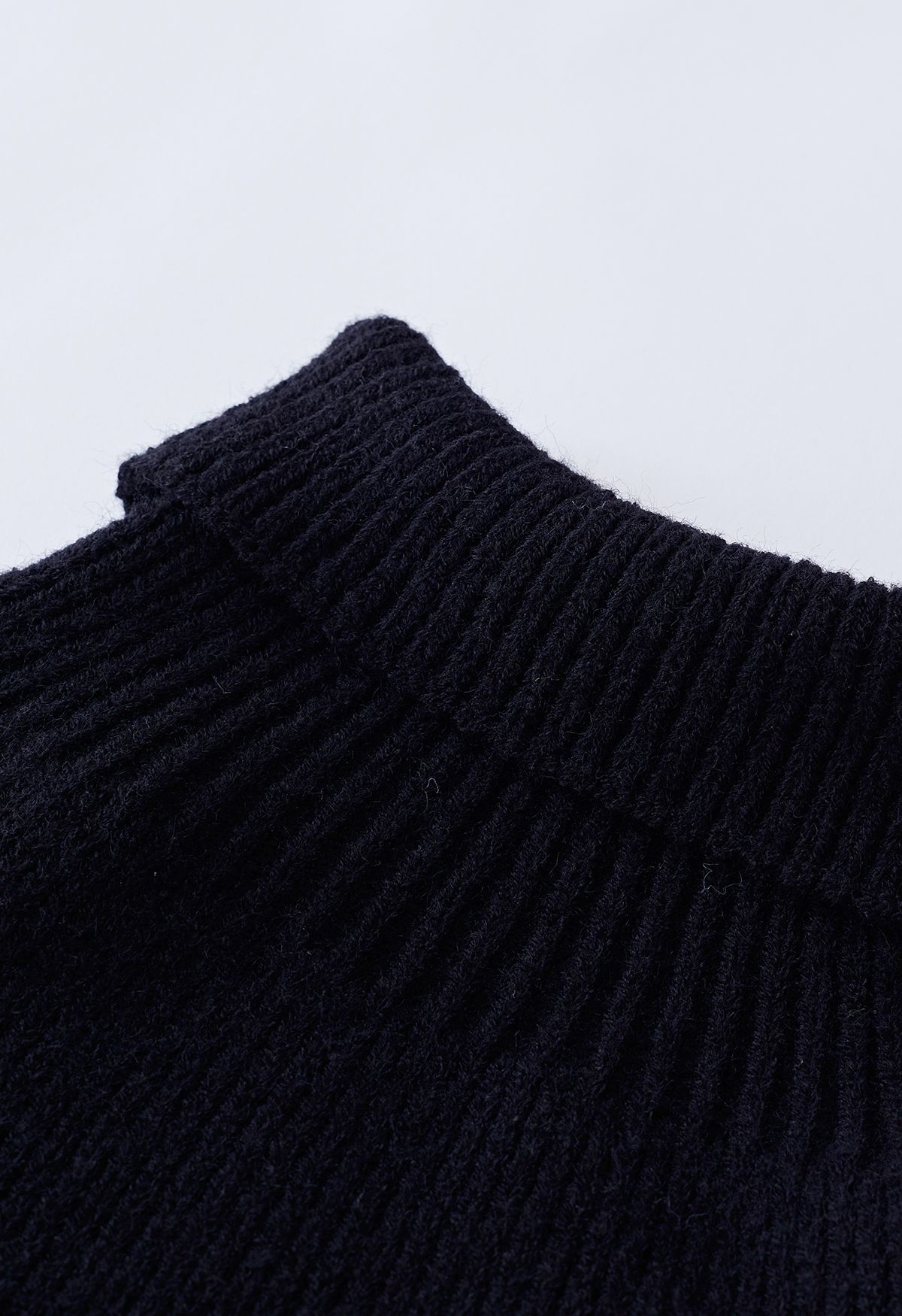 Gestreifter Strickpullover mit abnehmbarem Schal in Schwarz