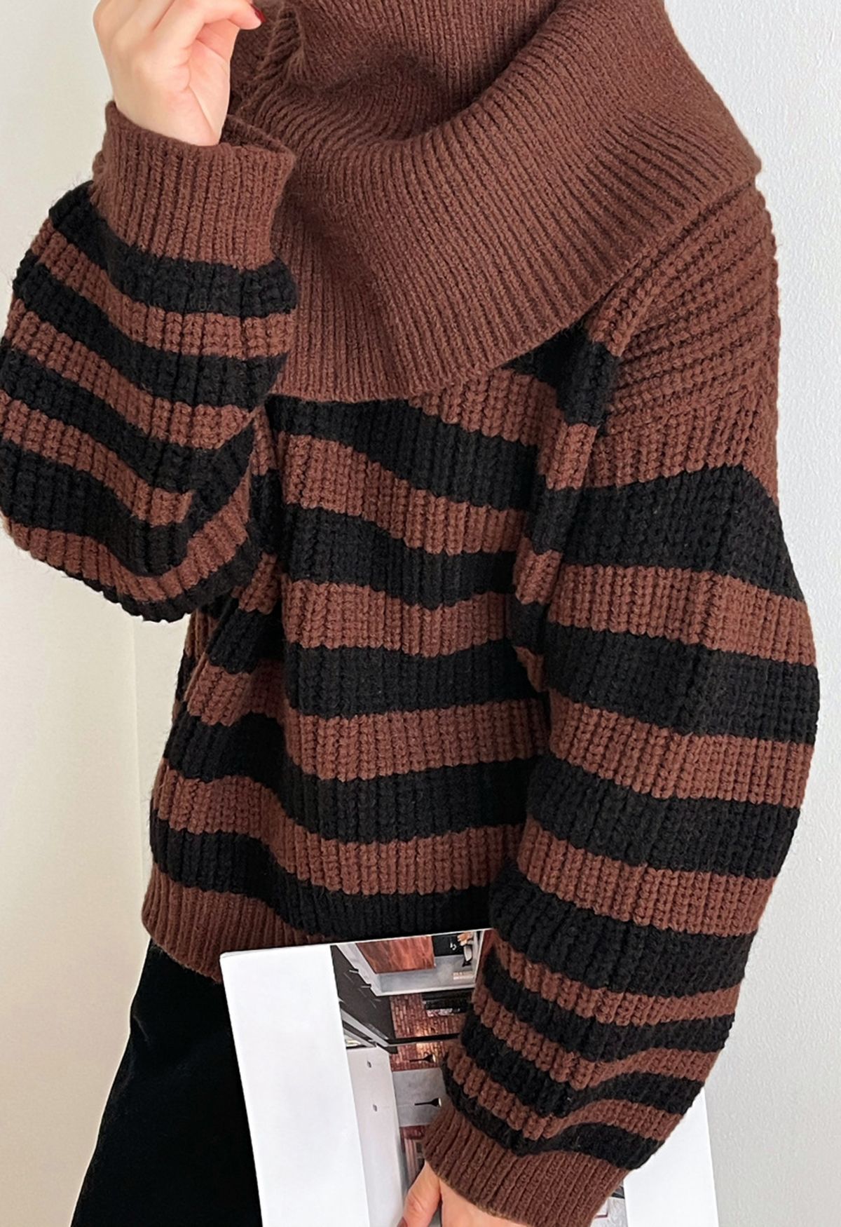 Gestreifter Strickpullover mit abnehmbarem Schal in Braun