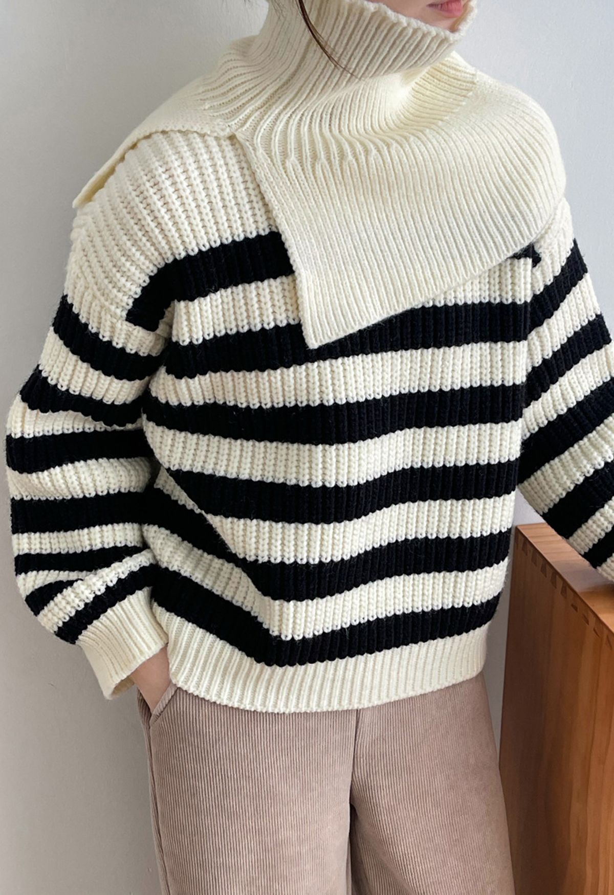 Gestreifter Strickpullover mit abnehmbarem Schal in Elfenbein