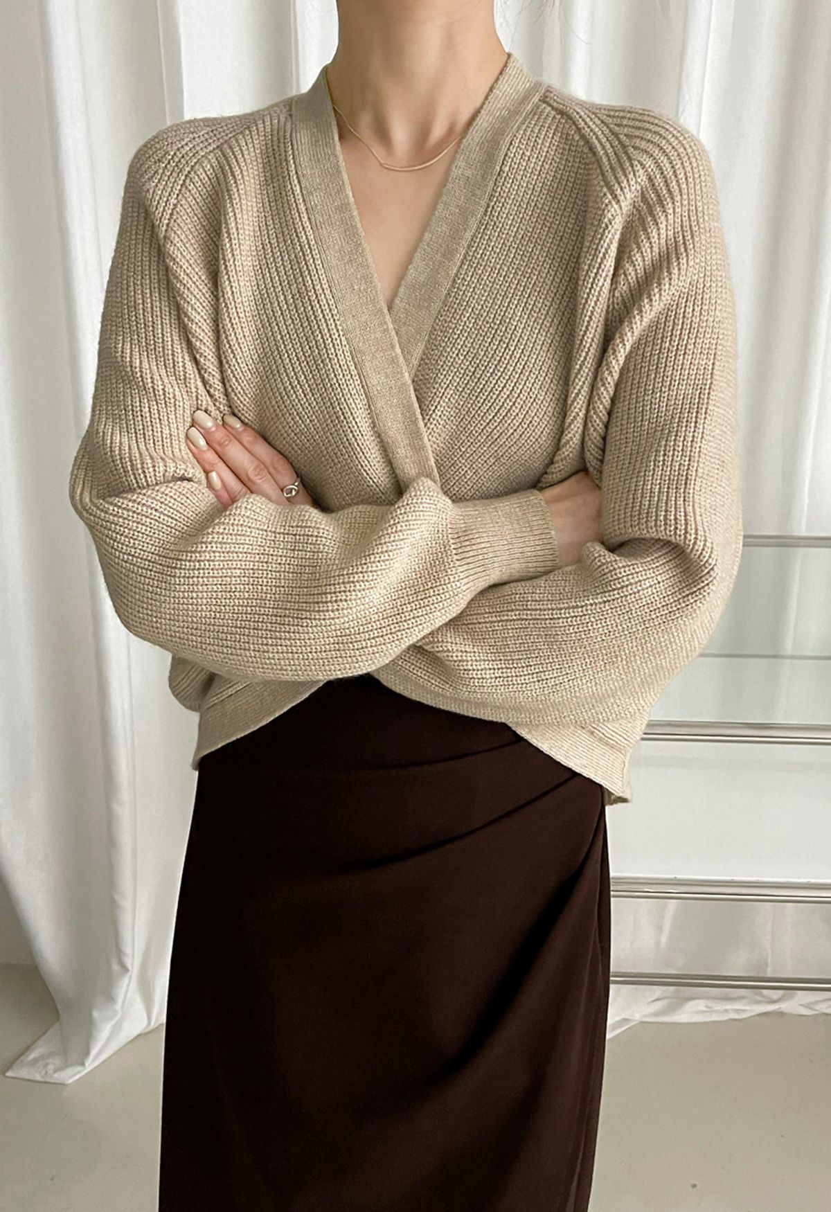 Einfarbiger Pullover mit verdrehter Front in Hellbraun