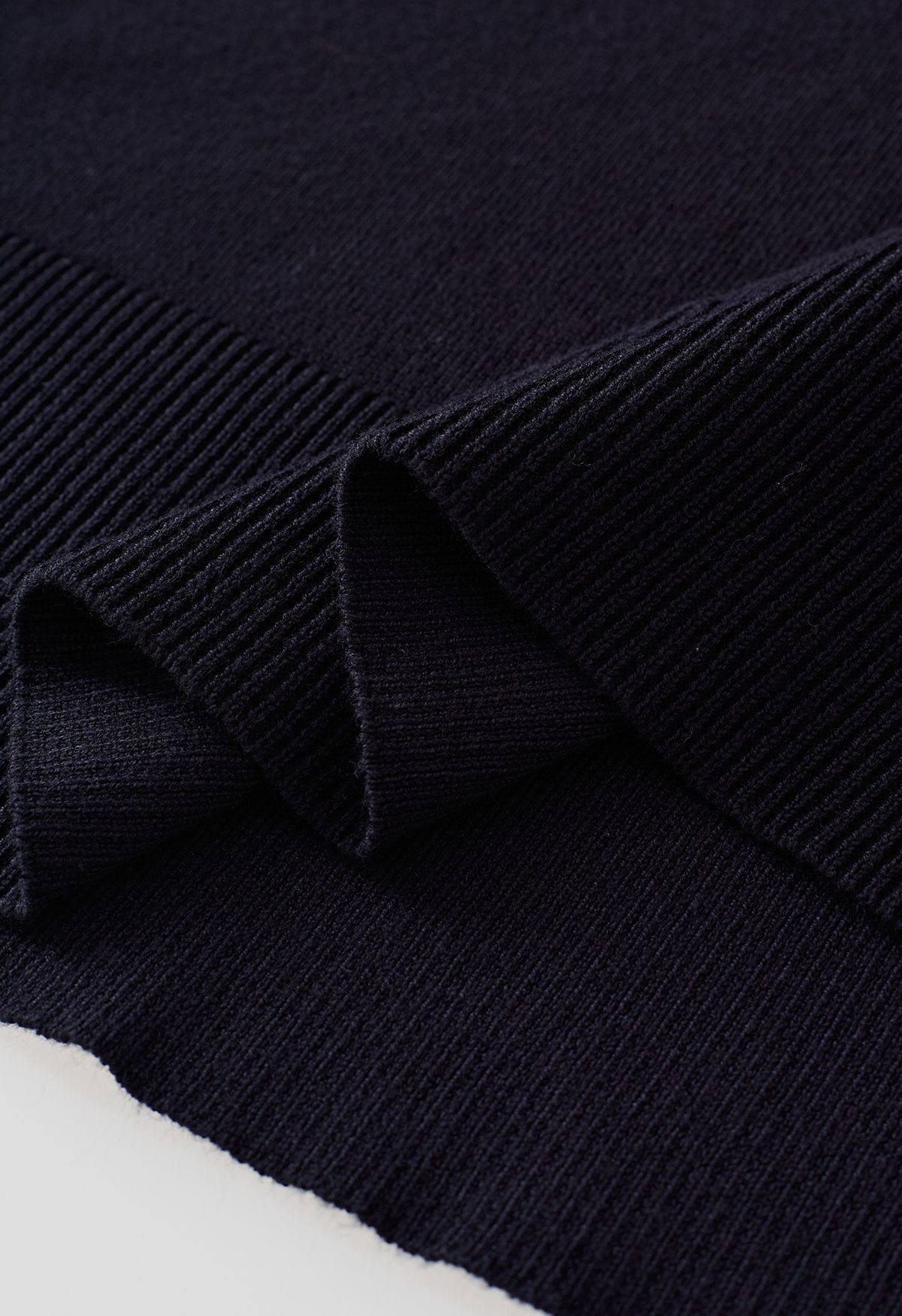 Rollkragen-Slouchy-Strickoberteil mit seitlichen Knöpfen in Schwarz