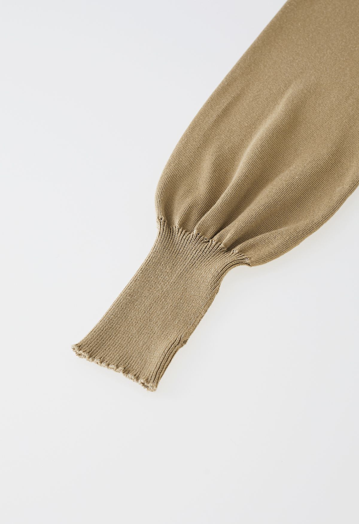 Rollkragen-Slouchy-Strickoberteil mit seitlichen Knöpfen in Khaki