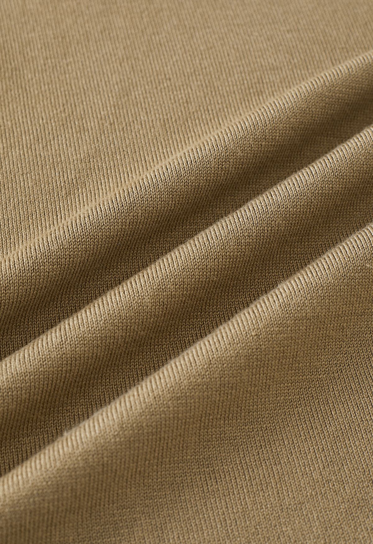 Rollkragen-Slouchy-Strickoberteil mit seitlichen Knöpfen in Khaki