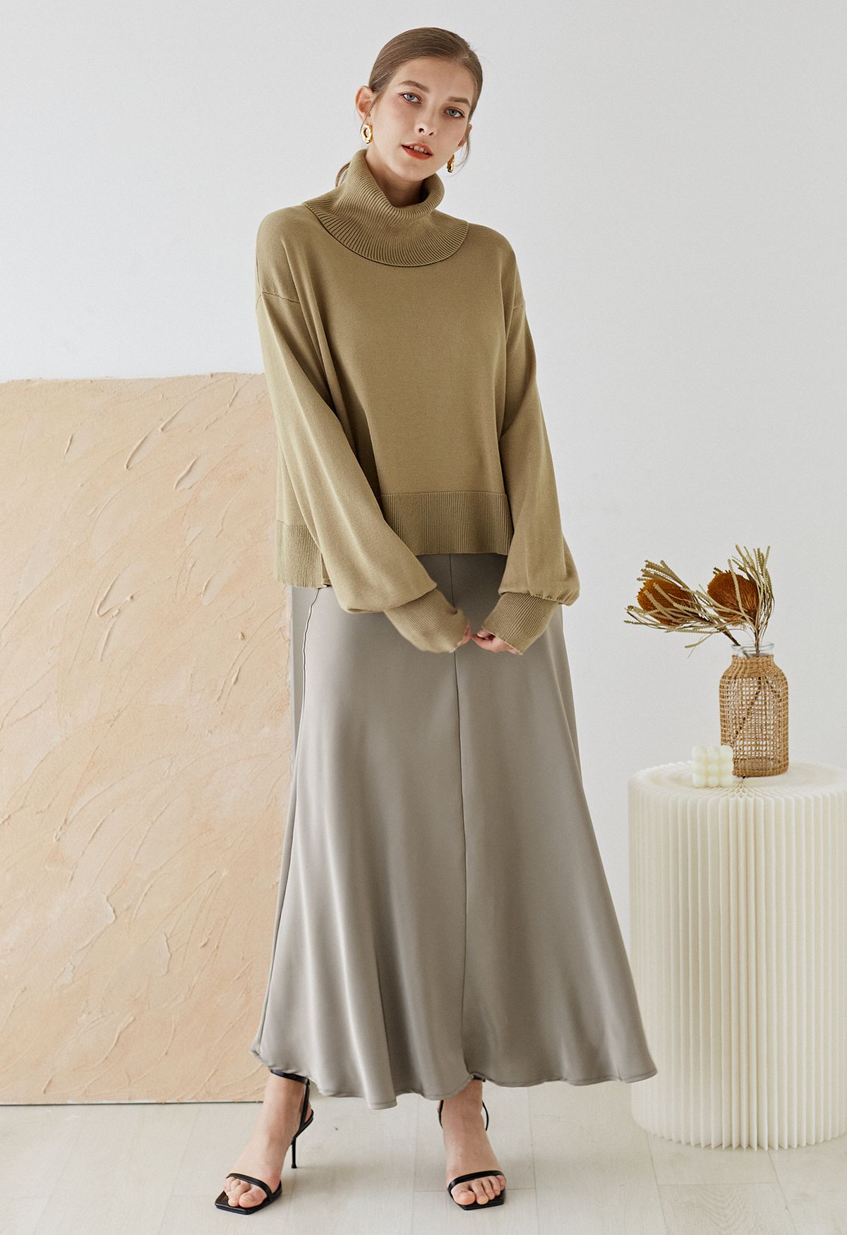 Rollkragen-Slouchy-Strickoberteil mit seitlichen Knöpfen in Khaki