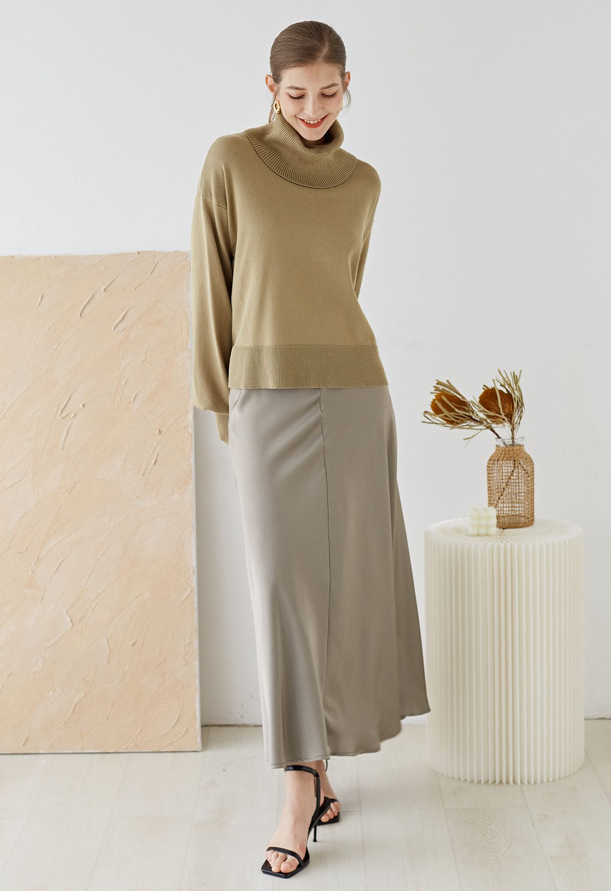 Rollkragen-Slouchy-Strickoberteil mit seitlichen Knöpfen in Khaki