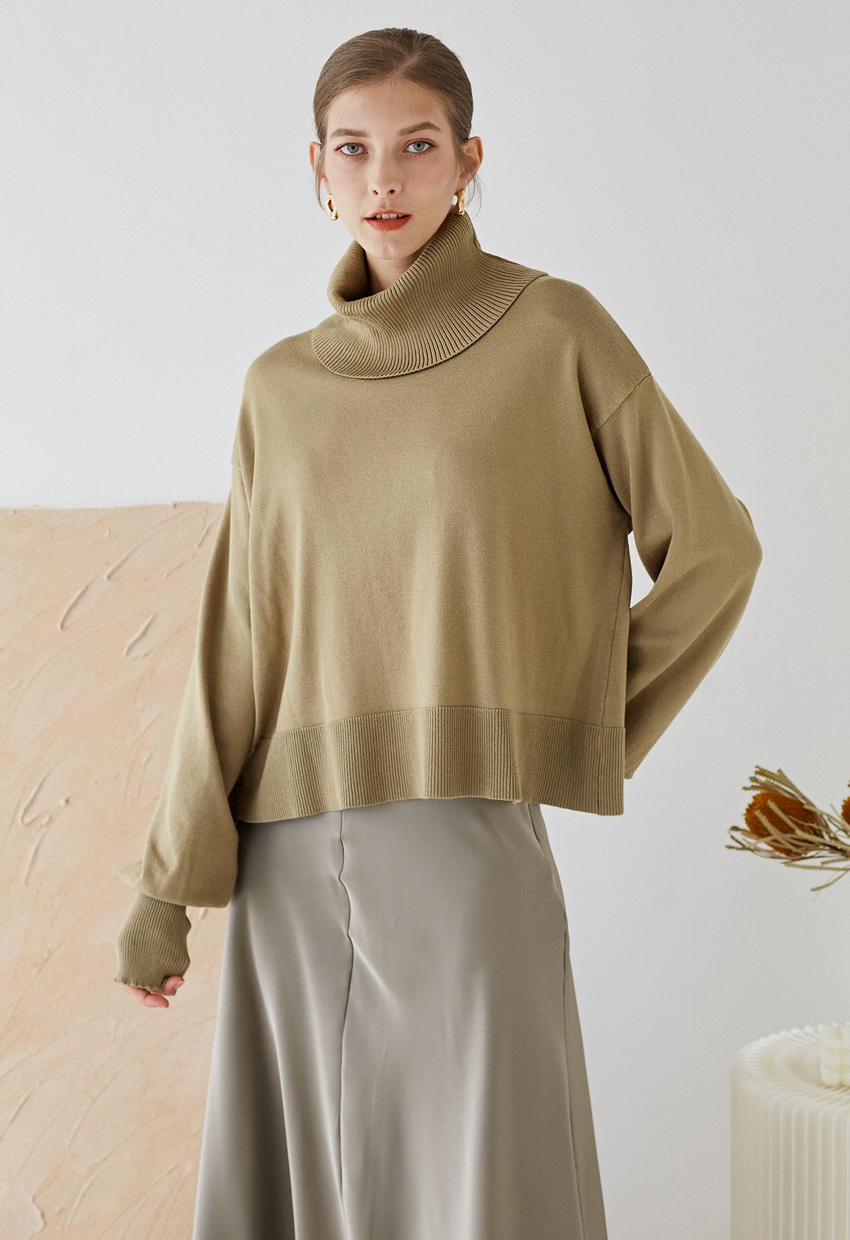 Rollkragen-Slouchy-Strickoberteil mit seitlichen Knöpfen in Khaki