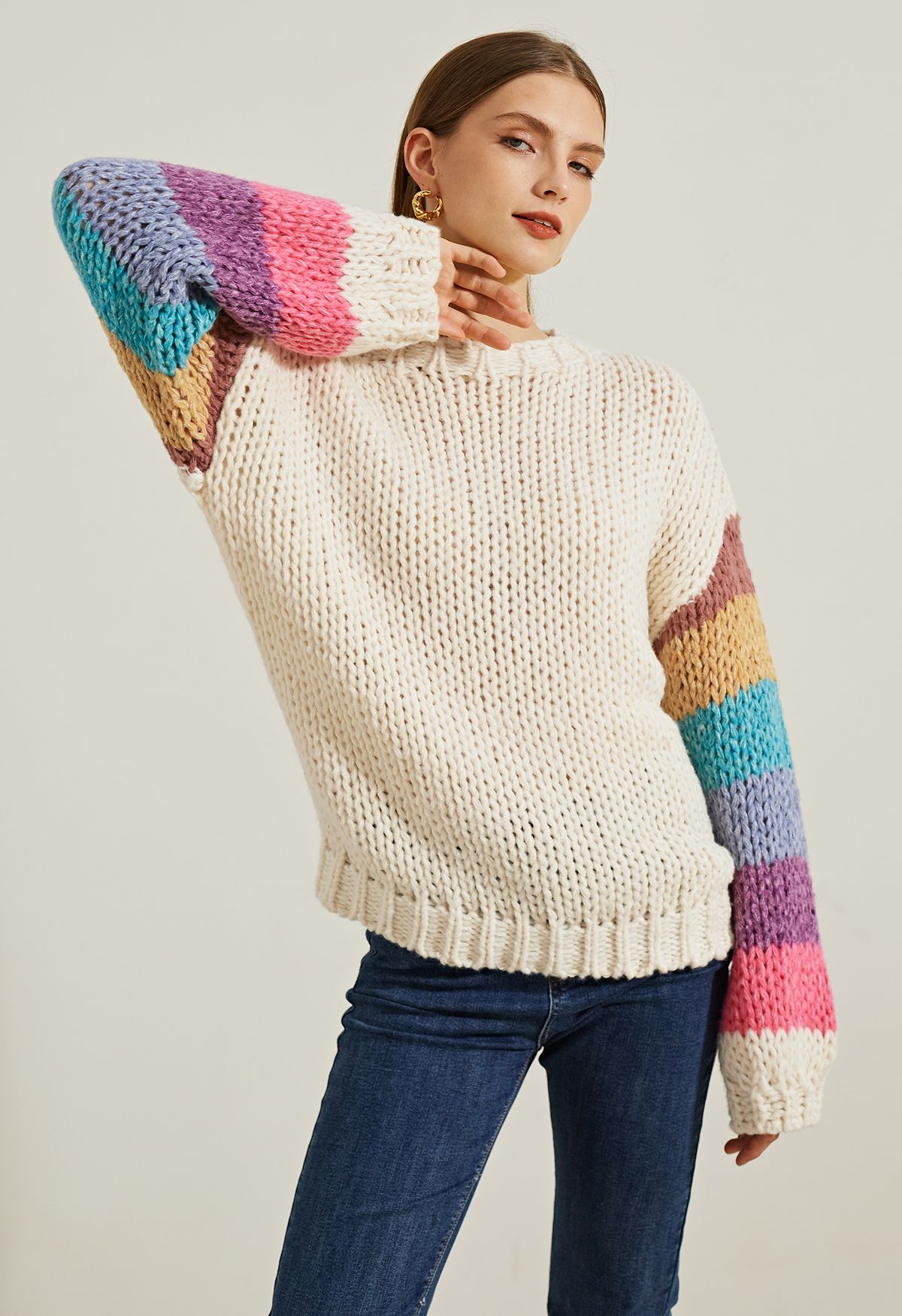 Handgestrickter Pullover mit Colorblock-Ärmeln