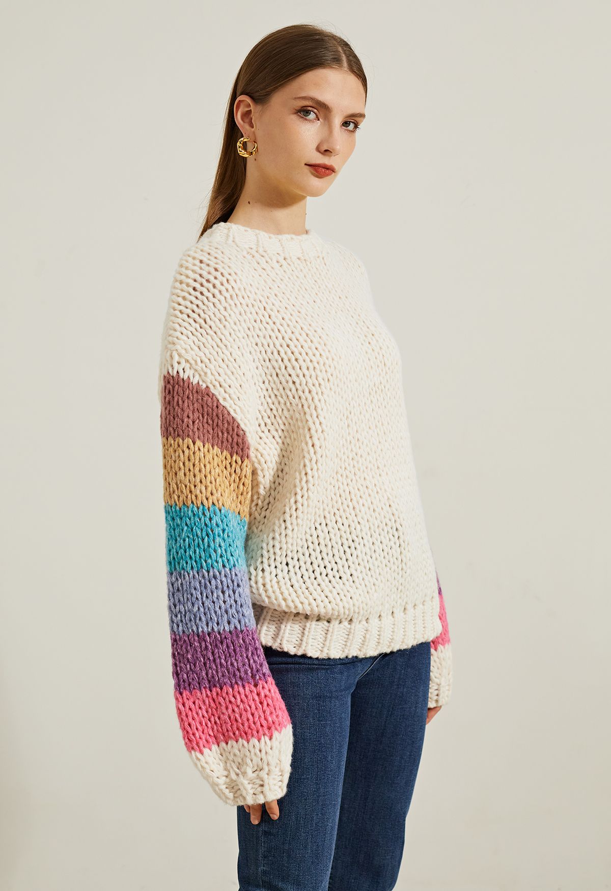 Handgestrickter Pullover mit Colorblock-Ärmeln