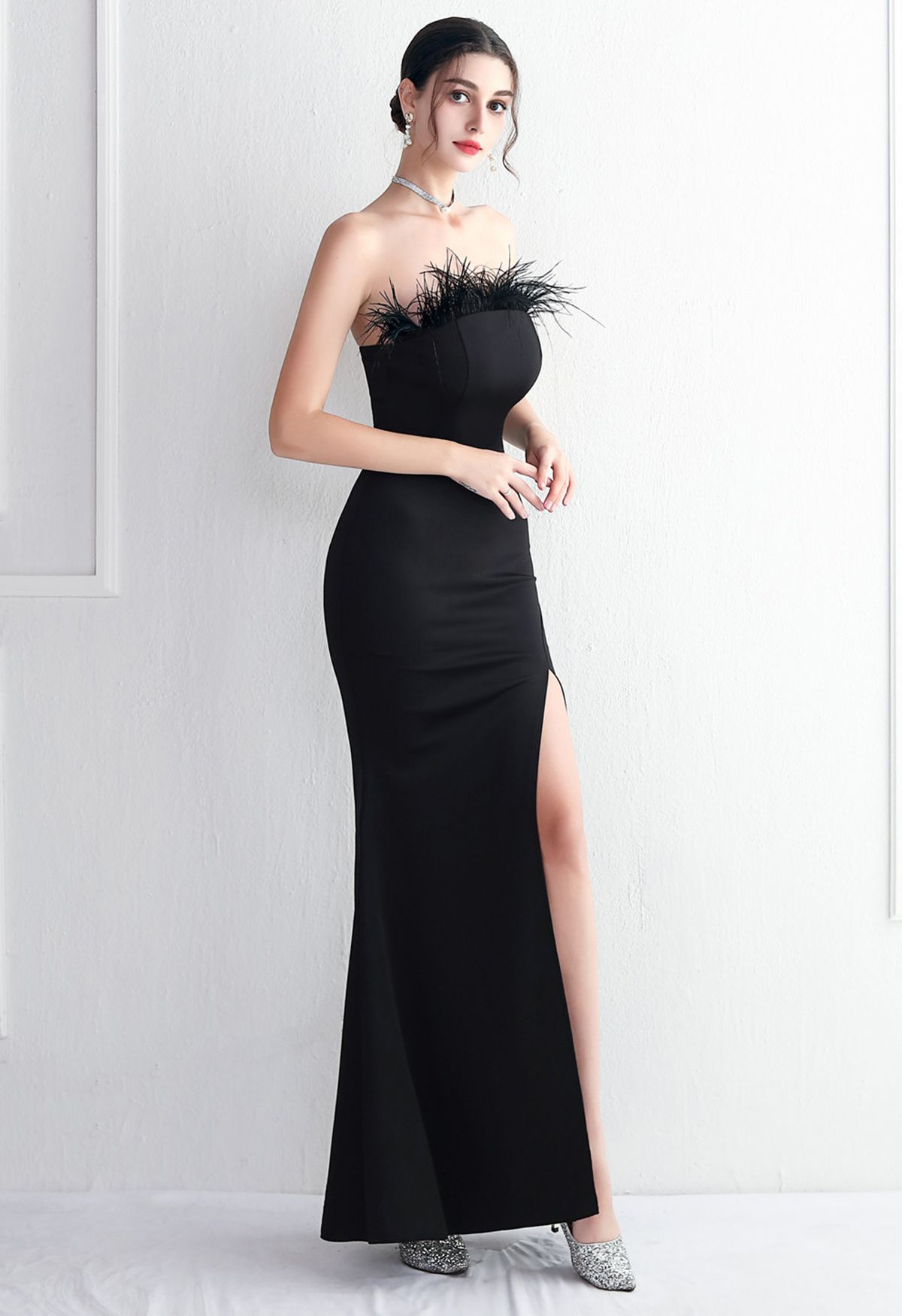 Trägerloses, geschlitztes Kleid mit Federbesatz in Schwarz