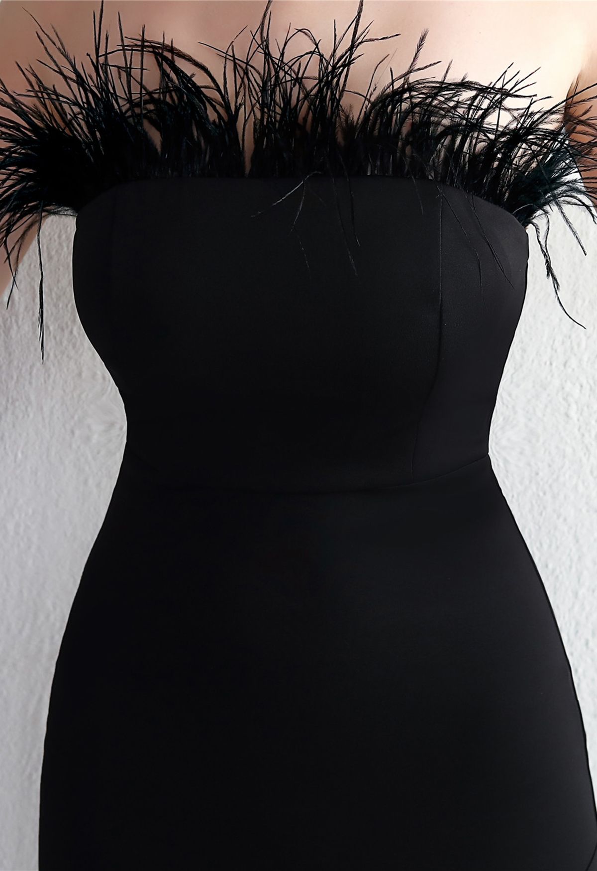Trägerloses, geschlitztes Kleid mit Federbesatz in Schwarz