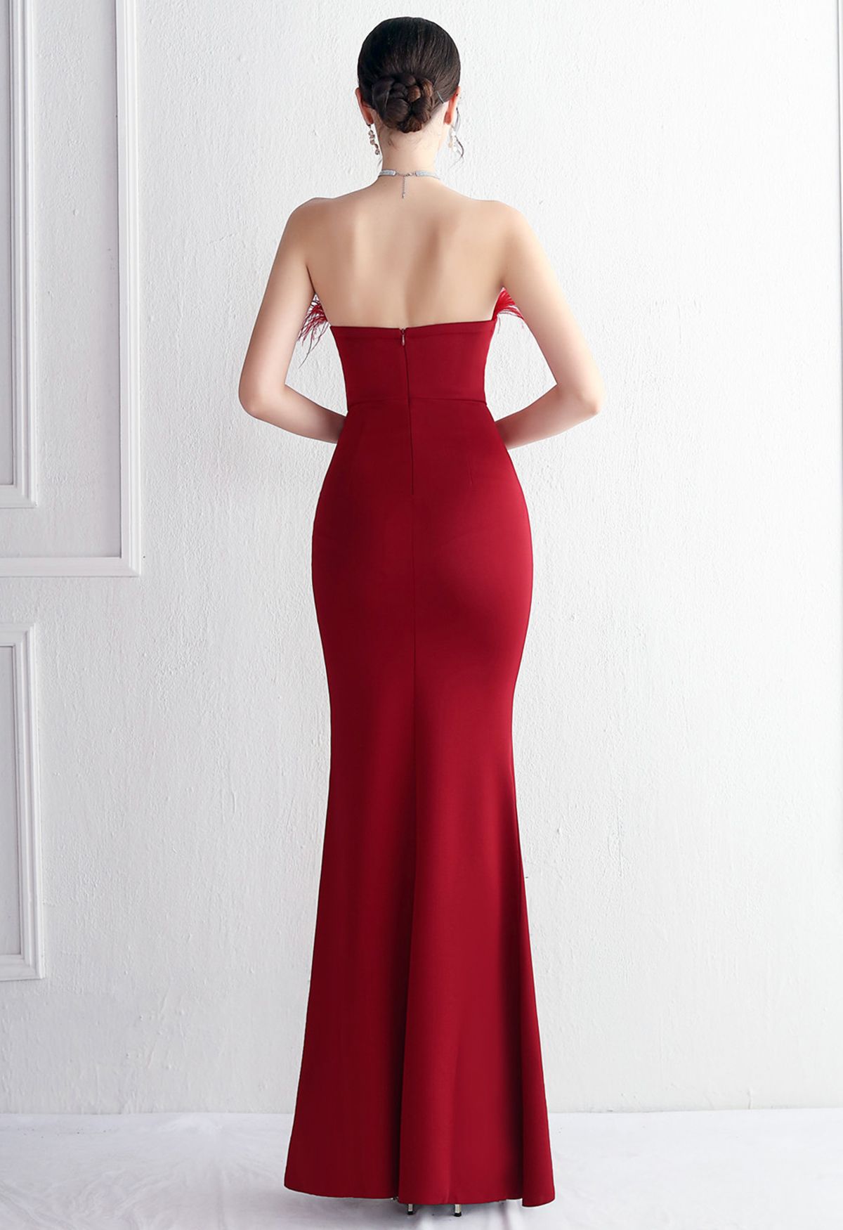 Trägerloses, geschlitztes Kleid mit Federbesatz in Rot