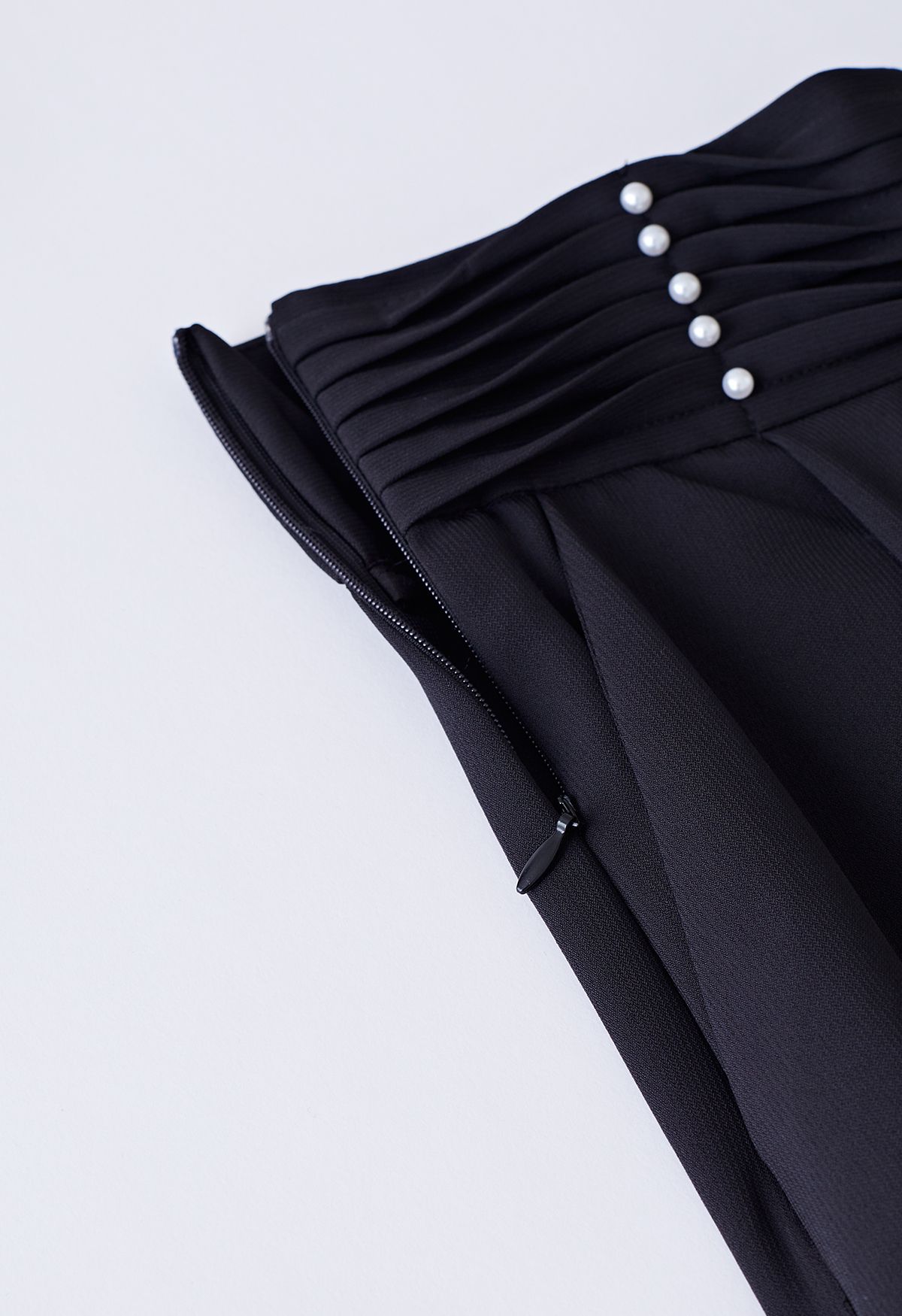 Perlige, plissierte Hose mit weitem Bein in Schwarz