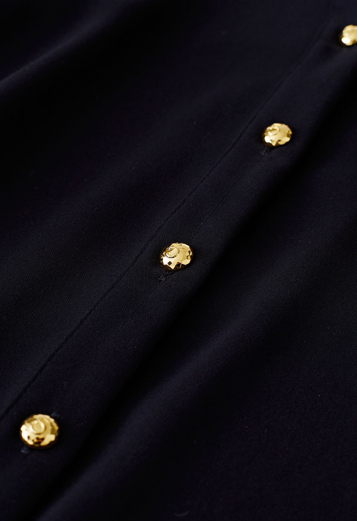 Goldenes Knopf-Rüsche-Manschetten-Bowknot-Hemd im Schwarzen