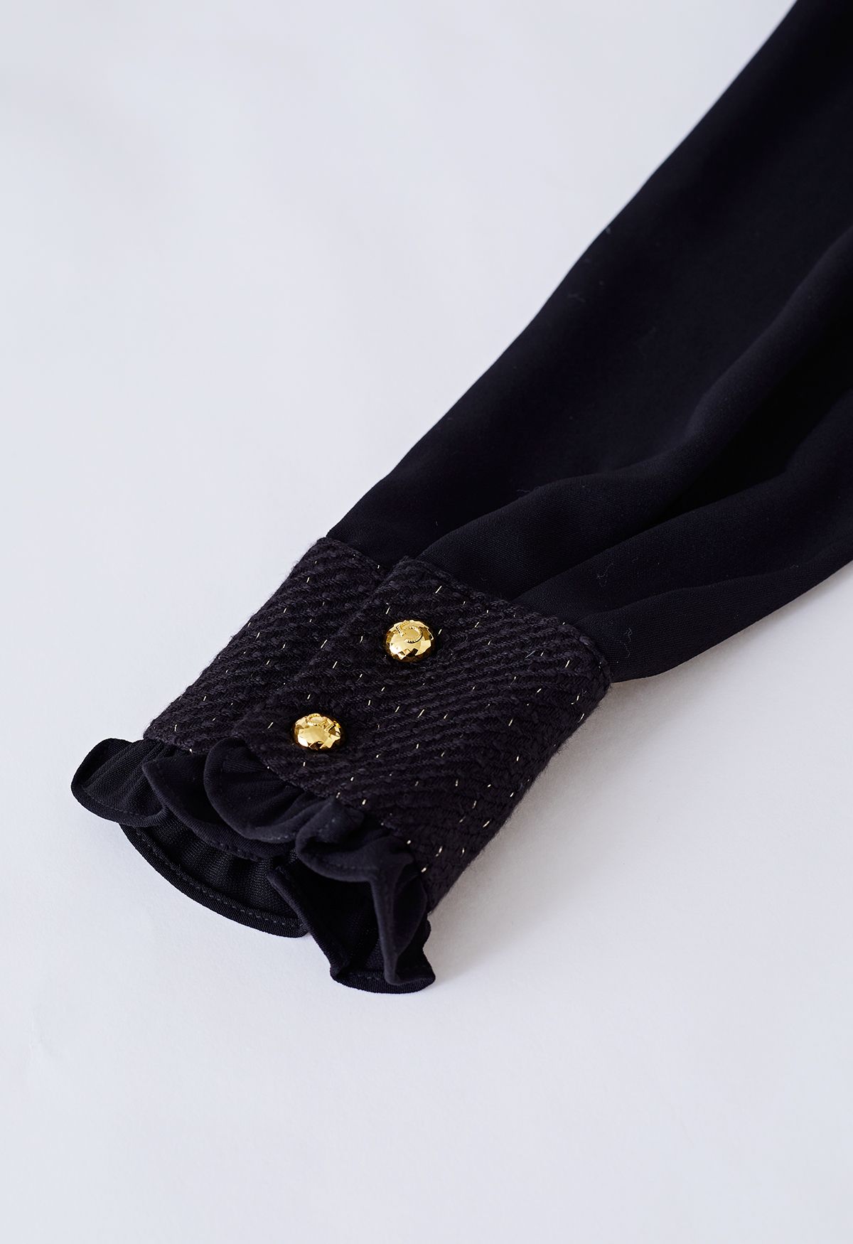 Goldenes Knopf-Rüsche-Manschetten-Bowknot-Hemd im Schwarzen