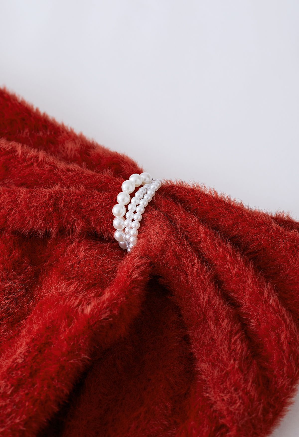 Mit Perlen verziertes, schulterfreies Oberteil aus Fuzzy-Strick in Rot