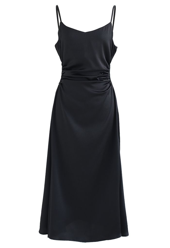 Strukturiertes Camisole-Kleid mit Ausschnitt in der Taille in Schwarz