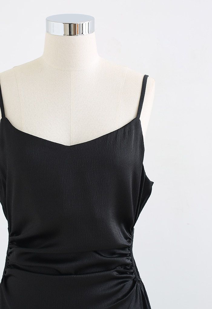 Strukturiertes Camisole-Kleid mit Ausschnitt in der Taille in Schwarz