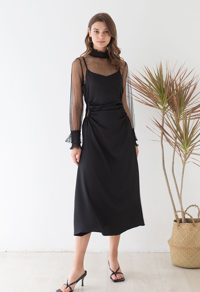 Strukturiertes Camisole-Kleid mit Ausschnitt in der Taille in Schwarz