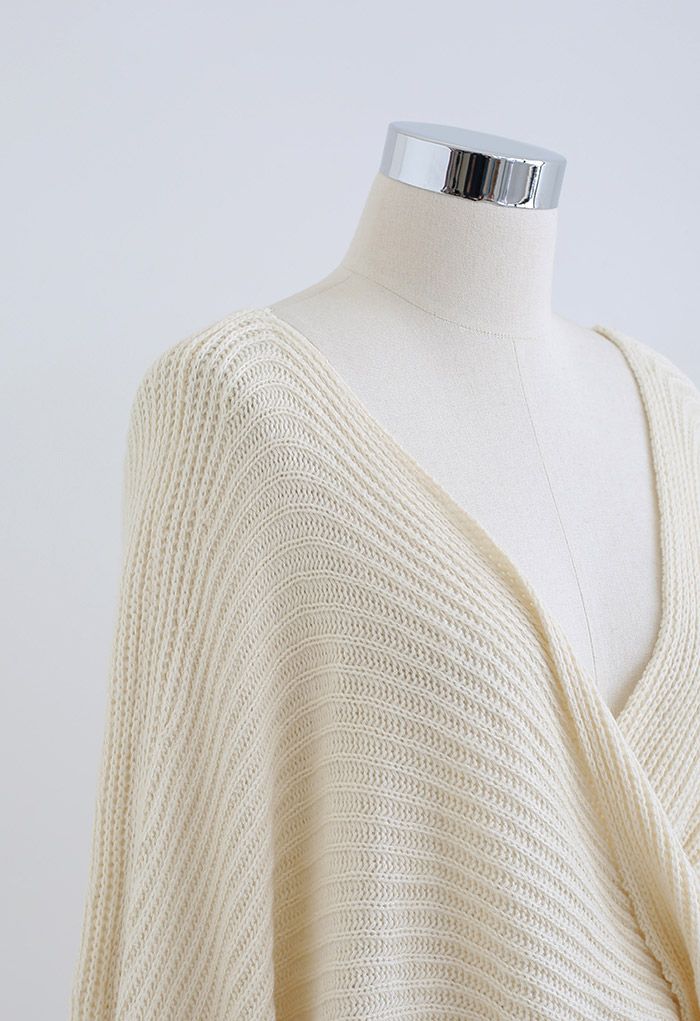 Strickpullover mit verdrehten Fledermausärmeln vorne in Creme