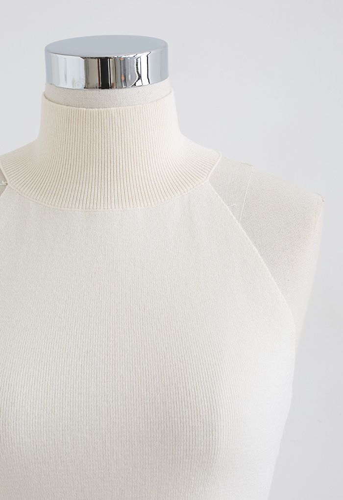 Eng anliegendes Strick-Tanktop mit Stehkragen und Neckholder in Creme