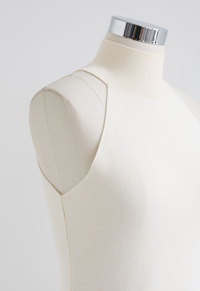 Eng anliegendes Strick-Tanktop mit Stehkragen und Neckholder in Creme