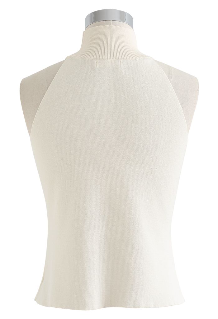 Eng anliegendes Strick-Tanktop mit Stehkragen und Neckholder in Creme