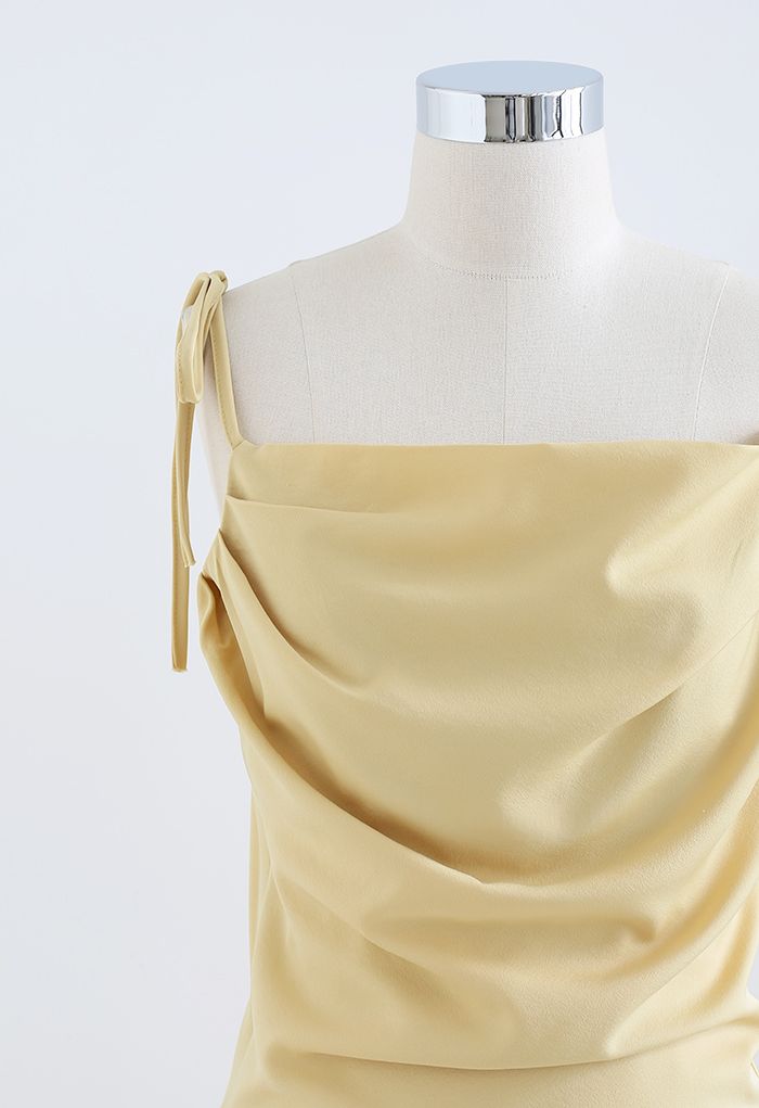 Cami-Kleid aus Satin mit Rüschen und Wasserfallausschnitt in Gelb