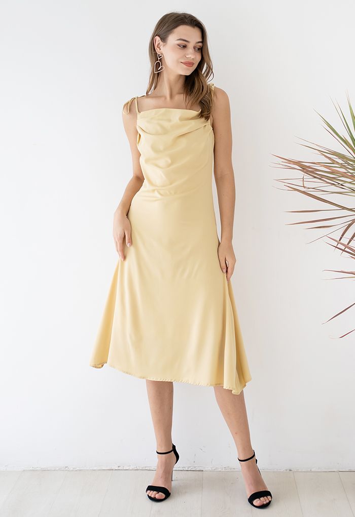 Cami-Kleid aus Satin mit Rüschen und Wasserfallausschnitt in Gelb