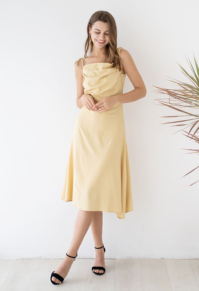 Cami-Kleid aus Satin mit Rüschen und Wasserfallausschnitt in Gelb