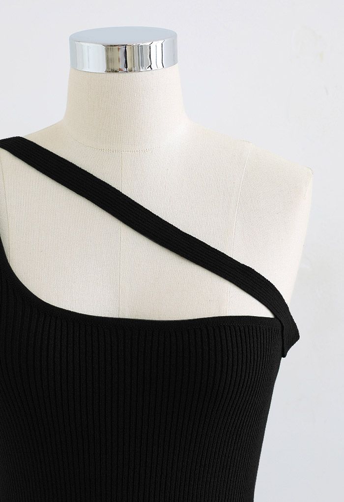 Strick-Tanktop mit Knopfleiste und einer Schulter in Schwarz