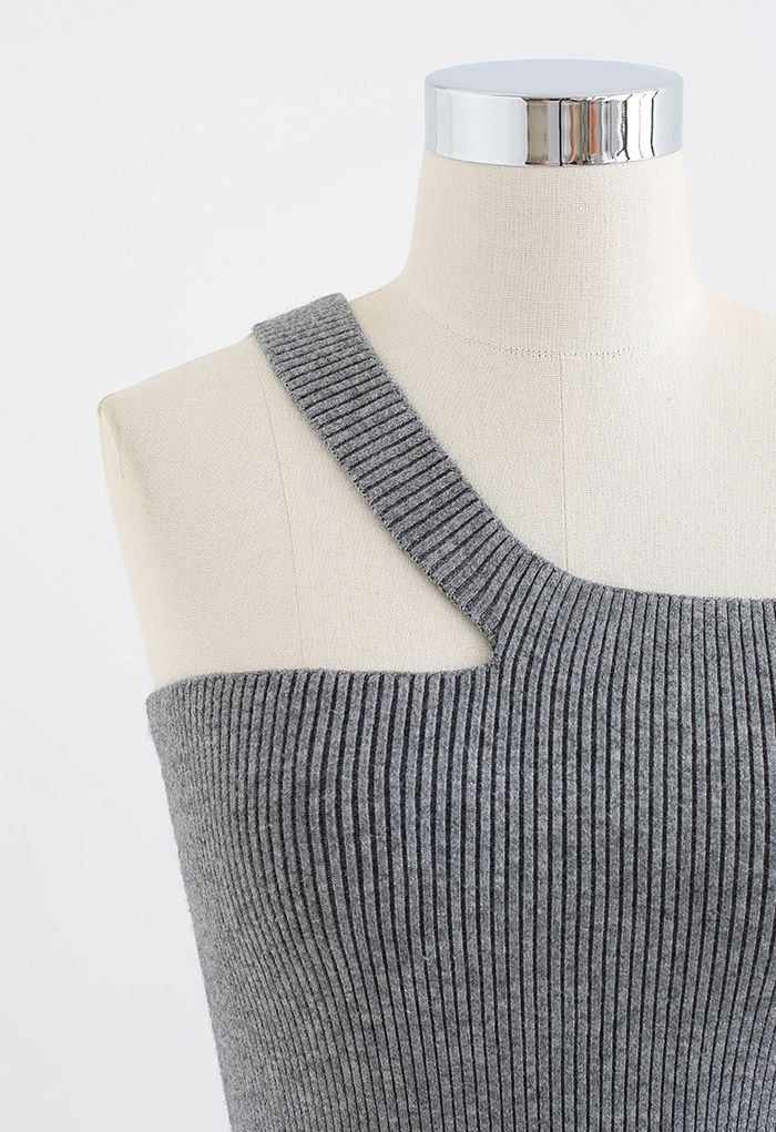 Crop-Strick-Tanktop mit schrägen Schultern in Grau