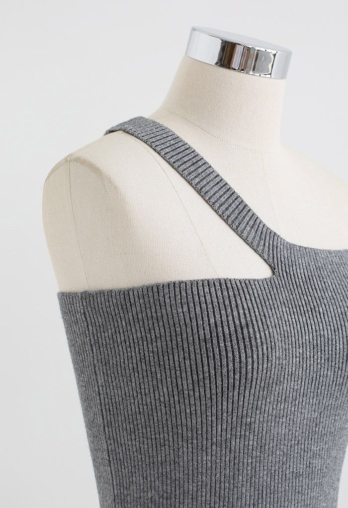 Crop-Strick-Tanktop mit schrägen Schultern in Grau