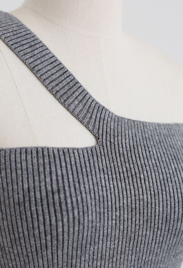 Crop-Strick-Tanktop mit schrägen Schultern in Grau