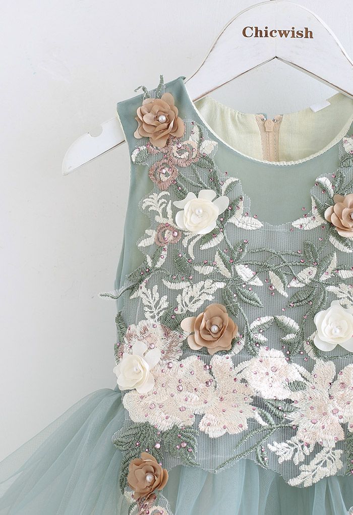 Ärmelloses, gestuftes Kleid mit Blumenstickerei für Kinder