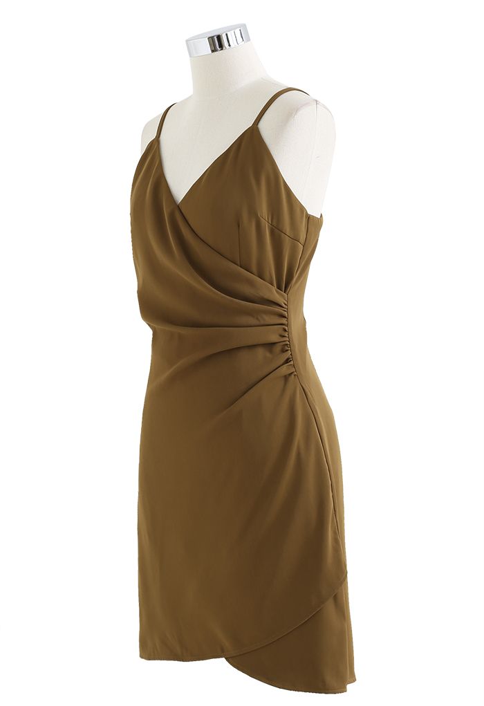 Asymmetrisches Cami-Kleid in Wickeloptik mit Rüschen und Rüschen in Khaki