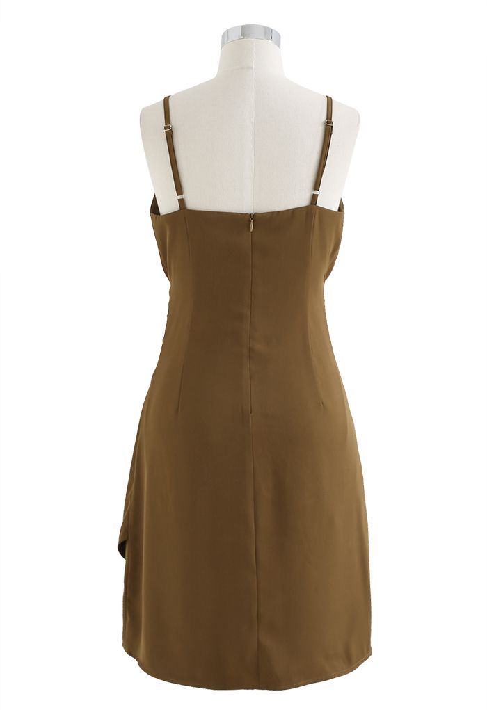 Asymmetrisches Cami-Kleid in Wickeloptik mit Rüschen und Rüschen in Khaki