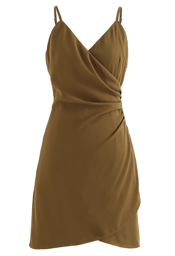 Asymmetrisches Cami-Kleid in Wickeloptik mit Rüschen und Rüschen in Khaki