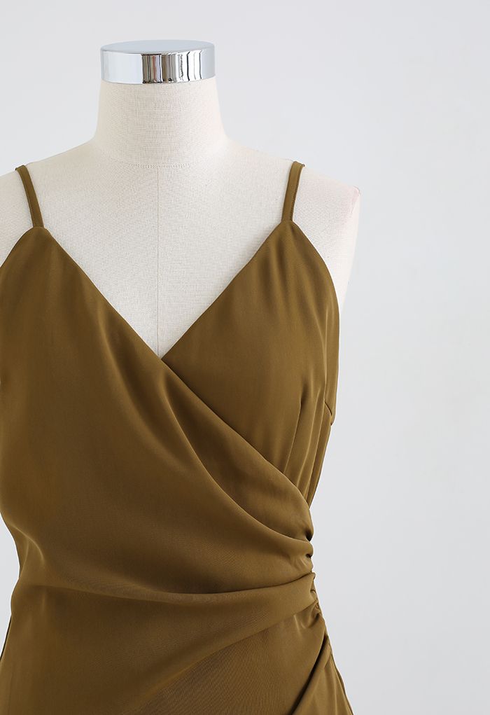 Asymmetrisches Cami-Kleid in Wickeloptik mit Rüschen und Rüschen in Khaki