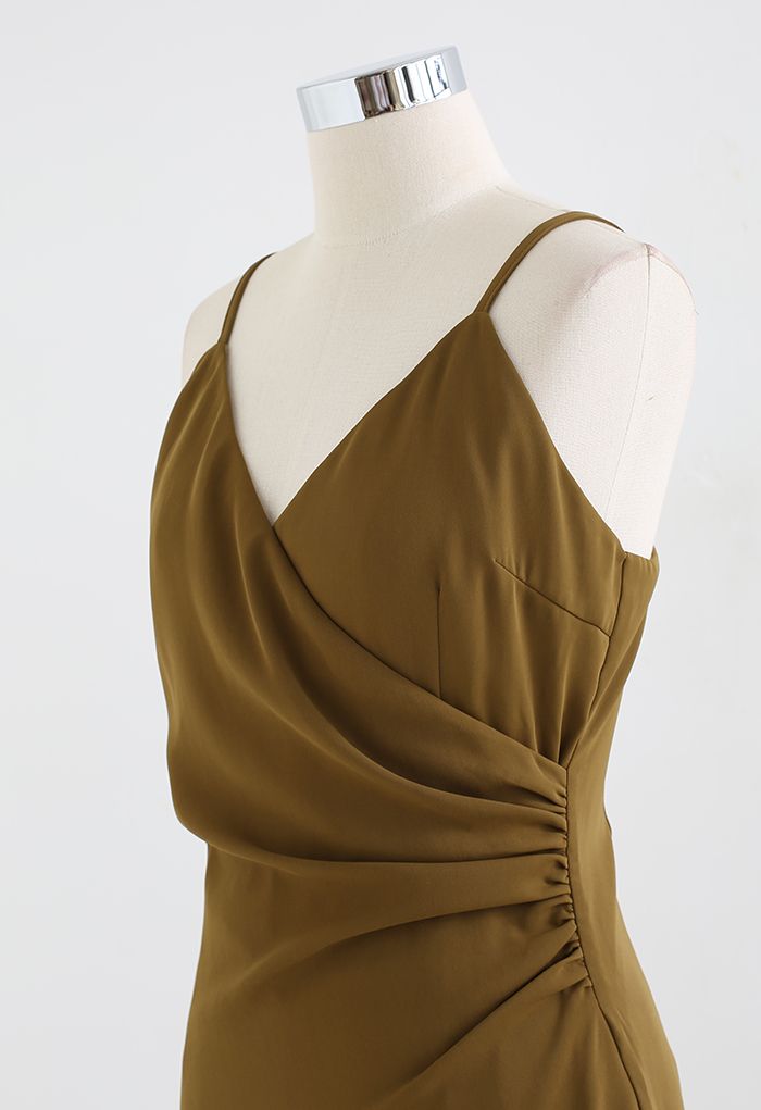 Asymmetrisches Cami-Kleid in Wickeloptik mit Rüschen und Rüschen in Khaki