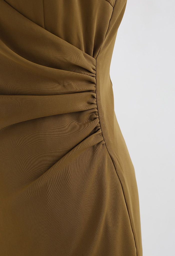 Asymmetrisches Cami-Kleid in Wickeloptik mit Rüschen und Rüschen in Khaki