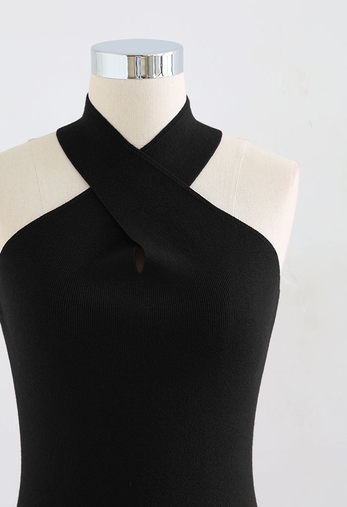 Figurbetontes Strickkleid mit überkreuztem Neckholder in Schwarz