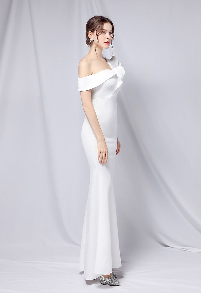 Rüschen One-Shoulder-Meerjungfrau-Satin-Kleid in Weiß