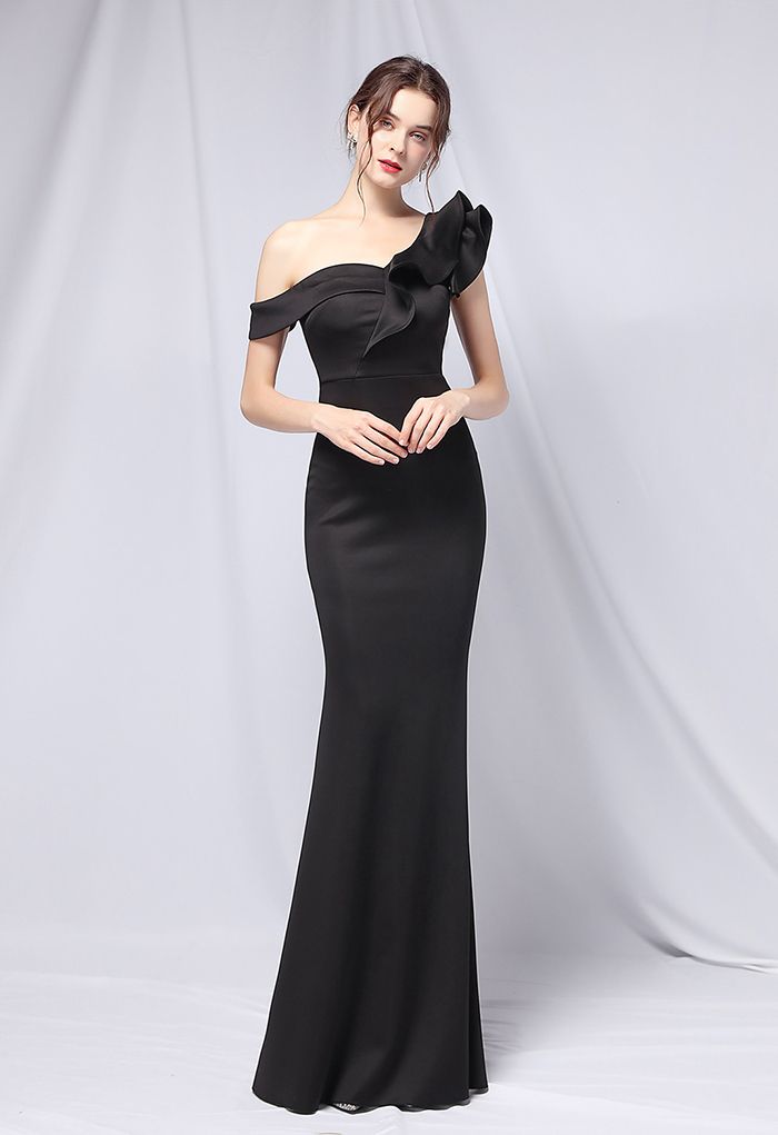 Rüschen One-Shoulder-Nixe-Satin-Kleid in Schwarz