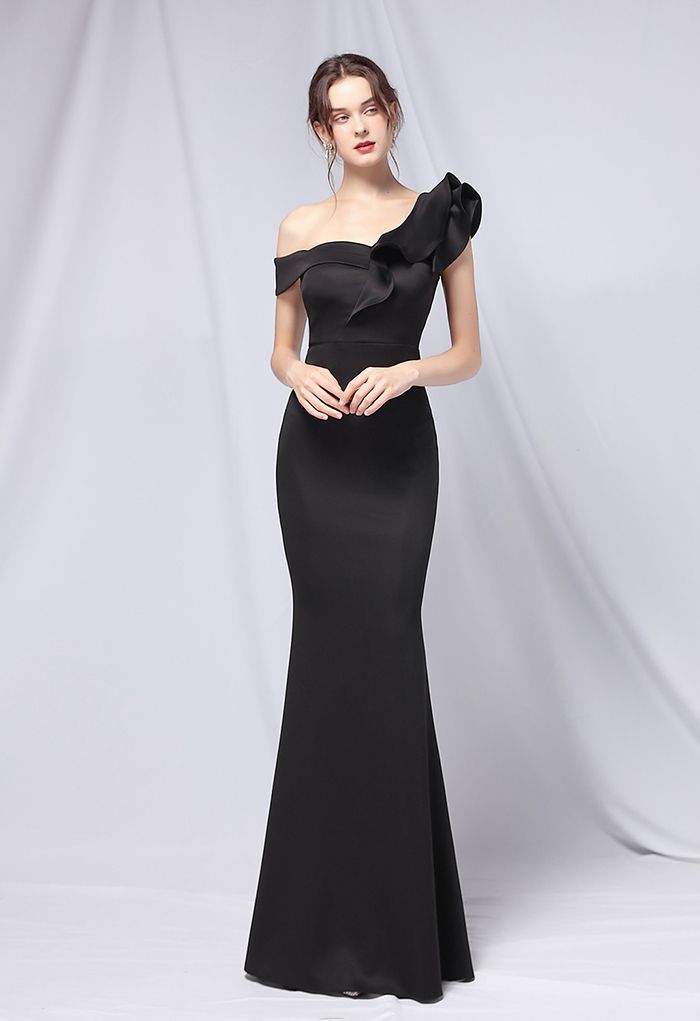 Rüschen One-Shoulder-Nixe-Satin-Kleid in Schwarz