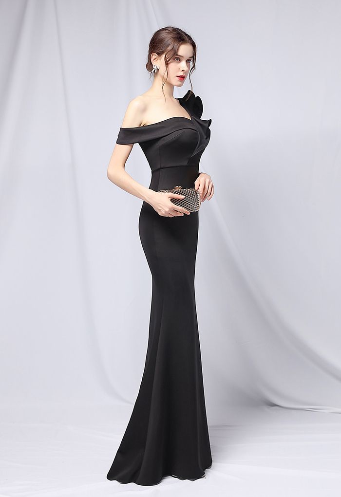 Rüschen One-Shoulder-Nixe-Satin-Kleid in Schwarz