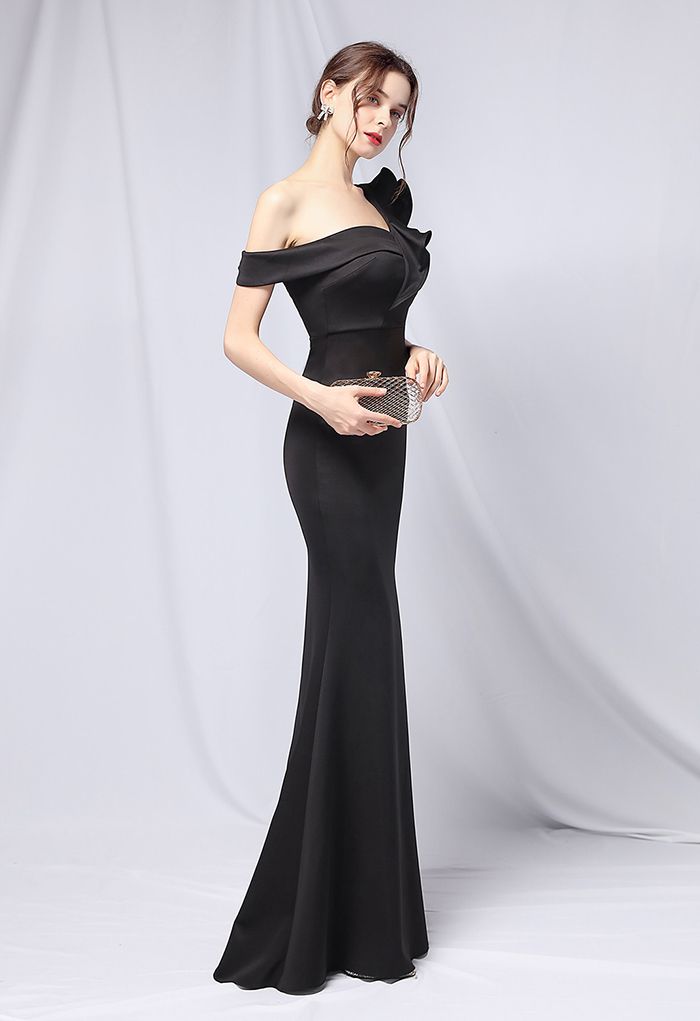 Rüschen One-Shoulder-Nixe-Satin-Kleid in Schwarz