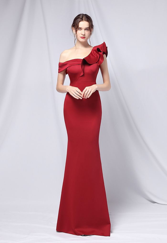 Rüschen One-Shoulder-Nixe-Satin-Kleid in Burgund